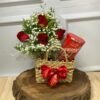 Cestinha Rústica com 4 Rosas Vermelhas e Lindt 75g