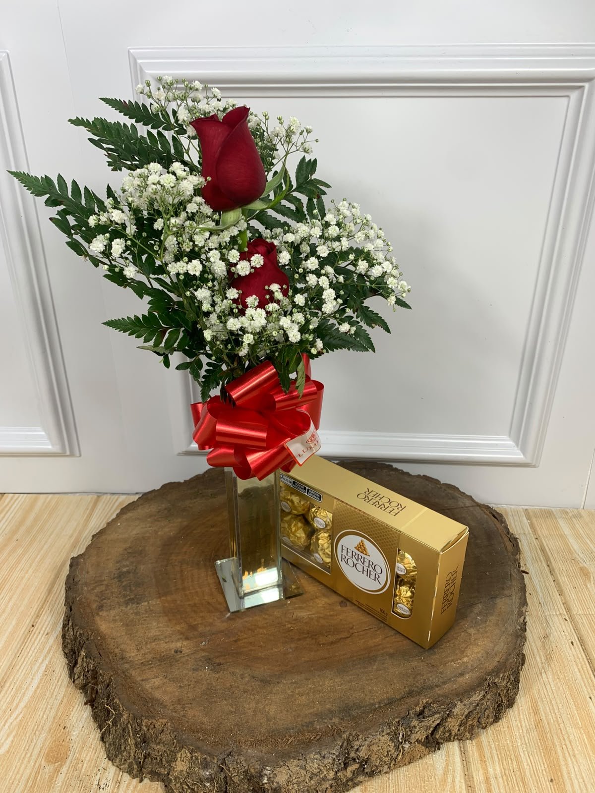 Arranjo Duo Com 2 Rosas Vermelhas e Ferrero Rocher 8 Unidades