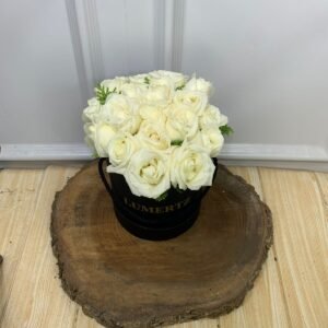 Alternative view of Box de 18 Rosas Brancas