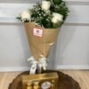 Buquê de 3 Rosas Brancas e Ferrero Rocher 8 Unidades