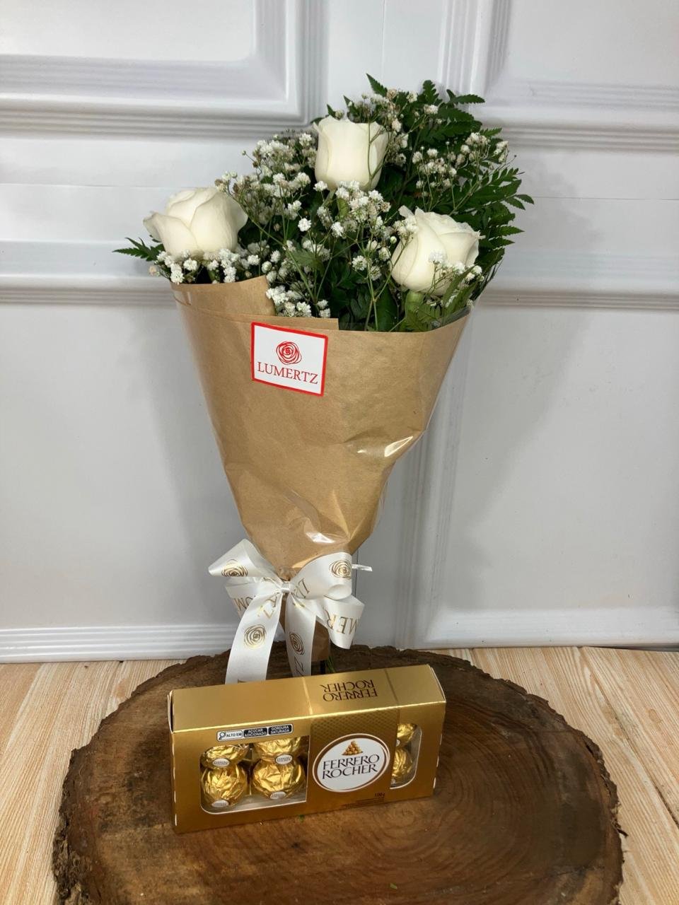 Buquê de 3 Rosas Brancas e Ferrero Rocher 8 Unidades