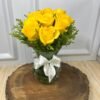 Arranjo de 10 Rosas Amarelas em Vaso de Vidro