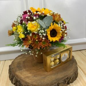 Arranjo de Flores do Campo em Cachepot de Cerâmica e Ferrero Rocher 8 Unidades