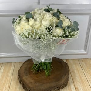 Alternative view of Buquê de 60 Rosas Brancas