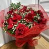Buquê 12 Rosas Vermelhas Abertas em Renda Vermelha