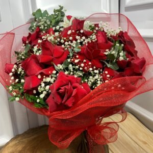 Buquê 12 Rosas Vermelhas Abertas em Renda Vermelha
