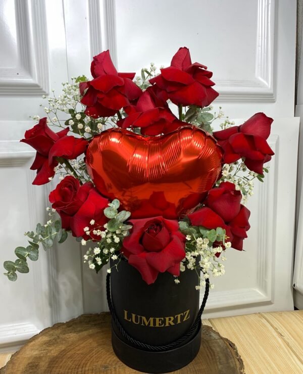 Box 8 Rosas Vermelhas em Formato de Coração com Balão