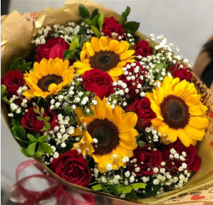 Buquê de 12 Rosas Vermelhas e 4 Girassóis