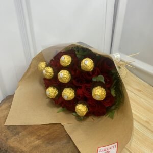 Alternative view of Buquê de 30 Rosas Vermelhas e 9 Ferrero Rocher em Palitinhos (Papel Pardo)