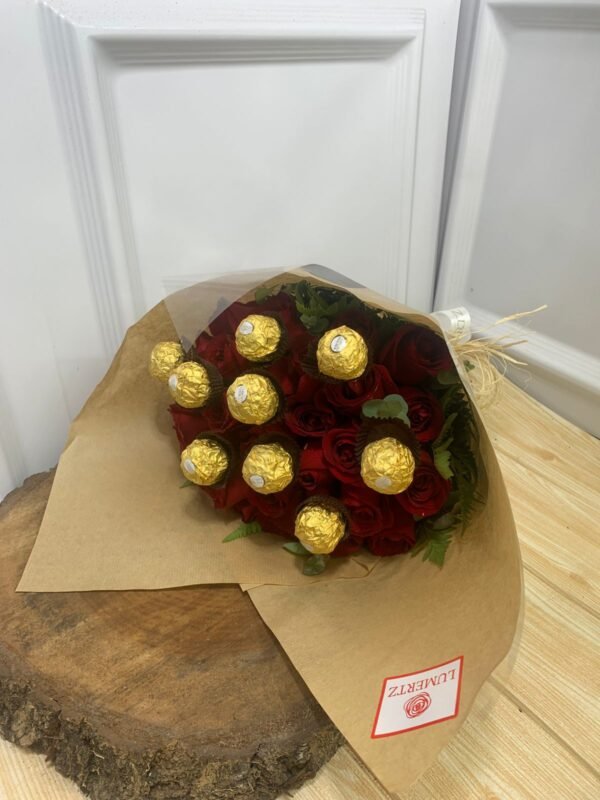 Buquê de 30 Rosas Vermelhas e 9 Ferrero Rocher em Palitinhos (Papel Pardo) - Imagem 2