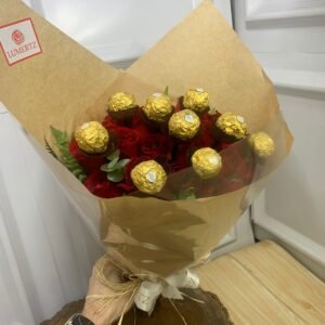 Buquê de 30 Rosas Vermelhas e 9 Ferrero Rocher em Palitinhos (Papel Pardo)