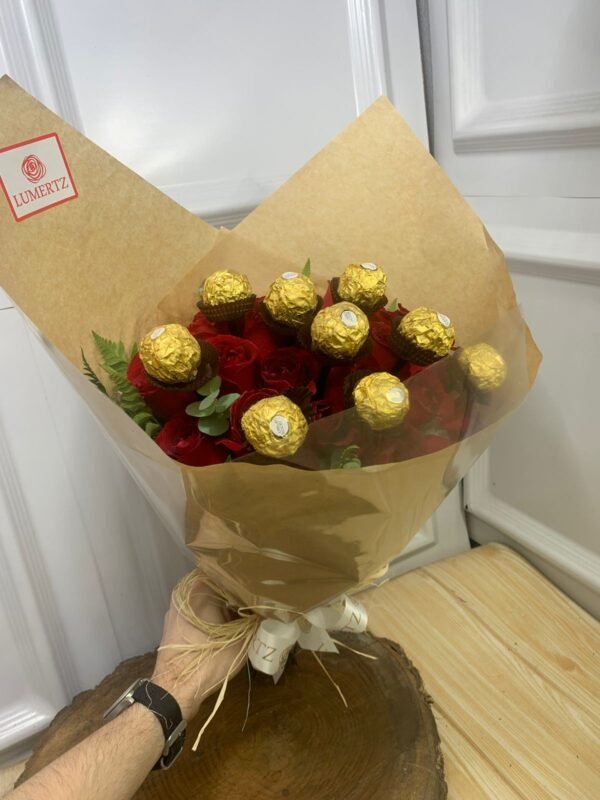 Buquê de 30 Rosas Vermelhas e 9 Ferrero Rocher em Palitinhos (Papel Pardo)