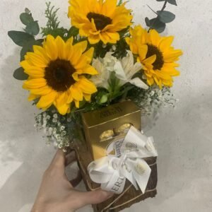 Arranjo Rústico de 3 Girassóis Com Ferrero Rocher 8 Unidades