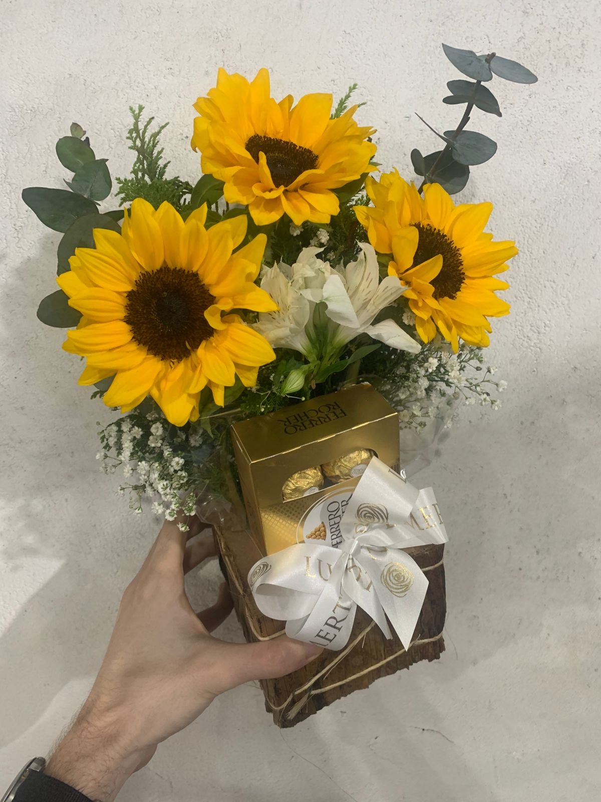 Arranjo Rústico de 3 Girassóis Com Ferrero Rocher 8 Unidades