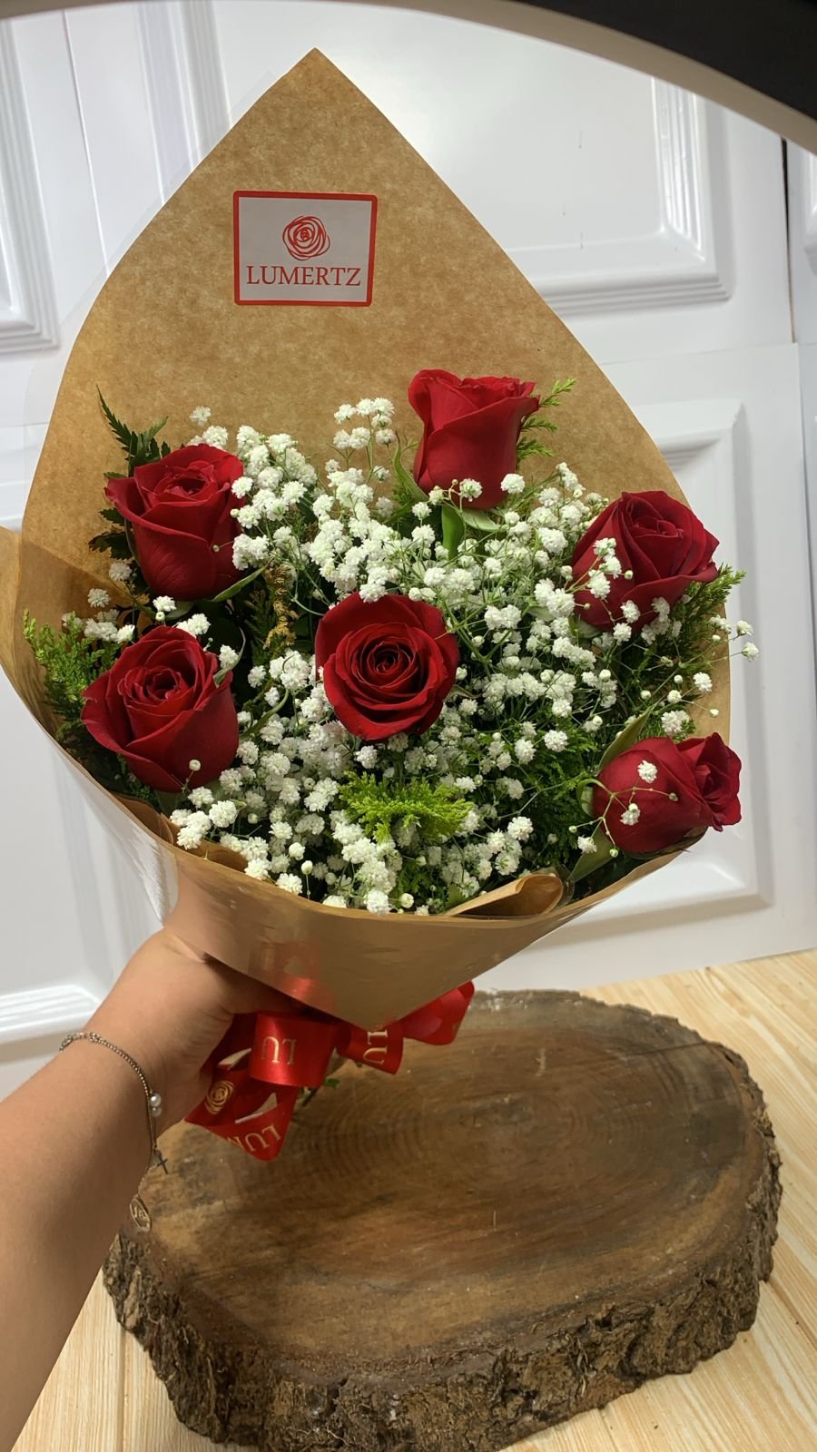 Buquê de 6 Rosas Vermelhas Em Papel Pardo - Imagem 2