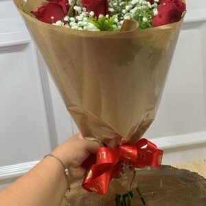 Buquê de 6 Rosas Vermelhas Em Papel Pardo