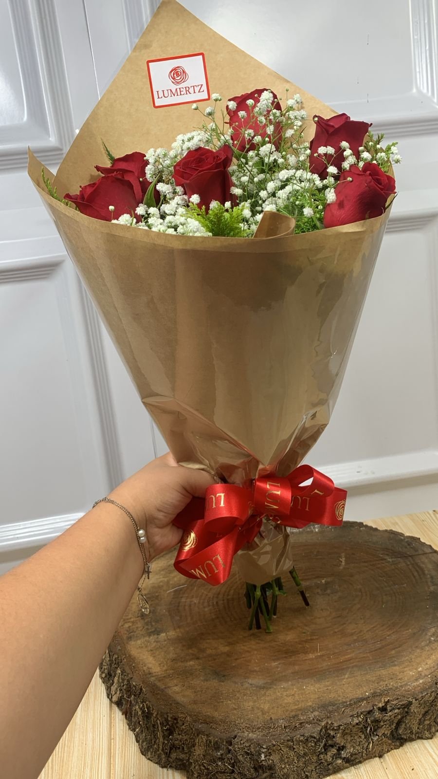 Buquê de 6 Rosas Vermelhas Em Papel Pardo