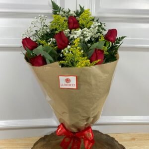 Buquê de 6 Rosas Vermelhas Em Papel Pardo