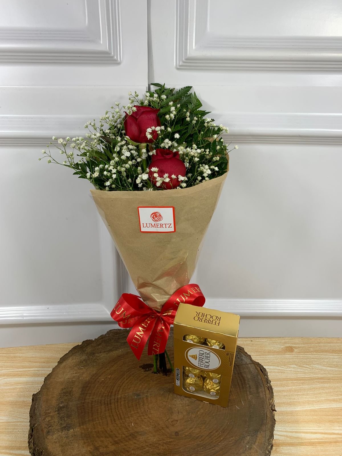 Buquê de 2 Rosas Vermelhas e Ferrero Rocher 8 Unidades