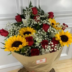Alternative view of Buquê de 12 Rosas Vermelhas e 4 Girassóis