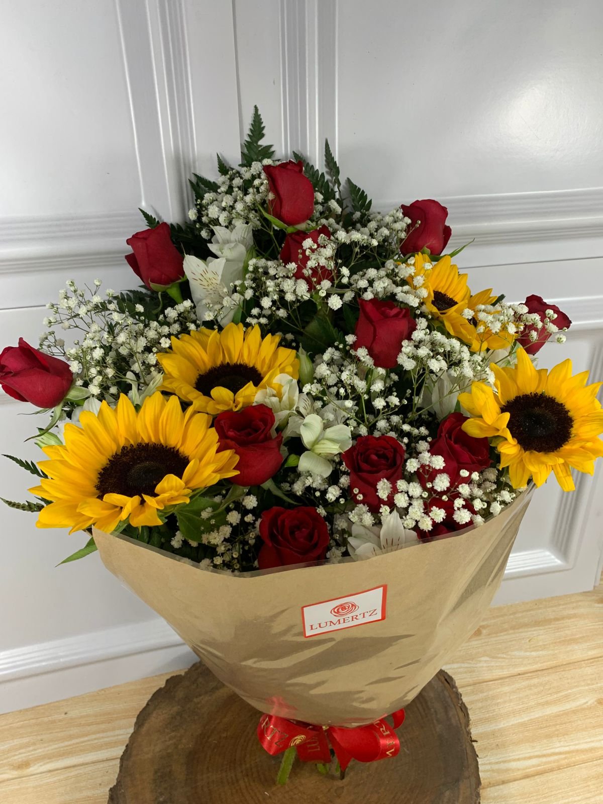 Buquê de 12 Rosas Vermelhas e 4 Girassóis - Imagem 2