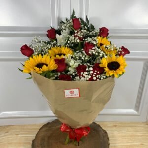 Buquê de 12 Rosas Vermelhas e 4 Girassóis