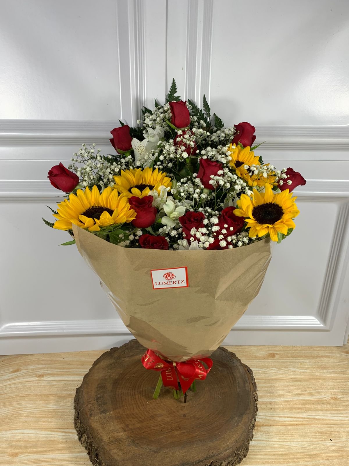 Buquê de 12 Rosas Vermelhas e 4 Girassóis
