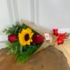 Buquê de 2 Rosas Vermelhas e 1 Girassol - Imagem 2