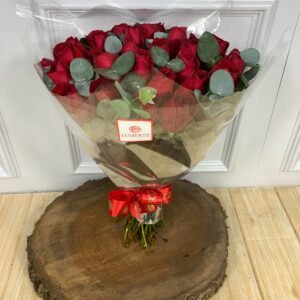 Buquê de 30 Rosas Vermelhas em Papel Transparente