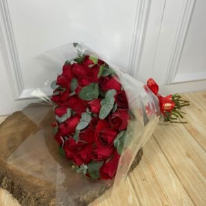 Alternative view of Buquê de 30 Rosas Vermelhas em Papel Transparente