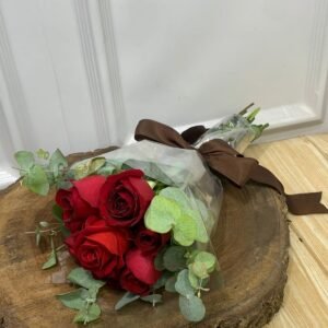 Alternative view of Buquê Pequeno "Te Amarei Até Durar a Última Rosa" - 6 Rosas Naturais e 1 Rosa Artificial no Centro