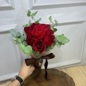 Buquê Pequeno "Te Amarei Até Durar a Última Rosa" - 6 Rosas Naturais e 1 Rosa Artificial no Centro