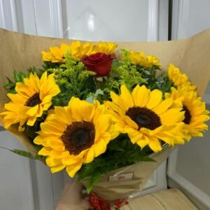 Alternative view of Buquê de 8 Girassóis e 1 Rosa Vermelha No Centro