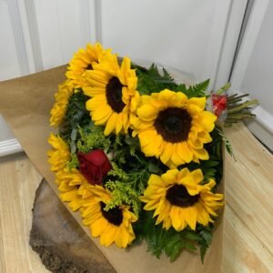 Buquê de 8 Girassóis e 1 Rosa Vermelha No Centro