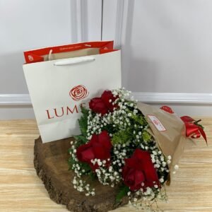 Alternative view of Buquê Na Sacola - 3 Rosas Vermelhas Abertas Papel Pardo