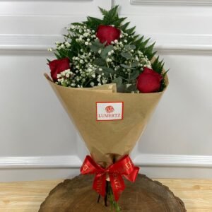 Buquê de 3 Rosas Vermelhas em Papel Pardo