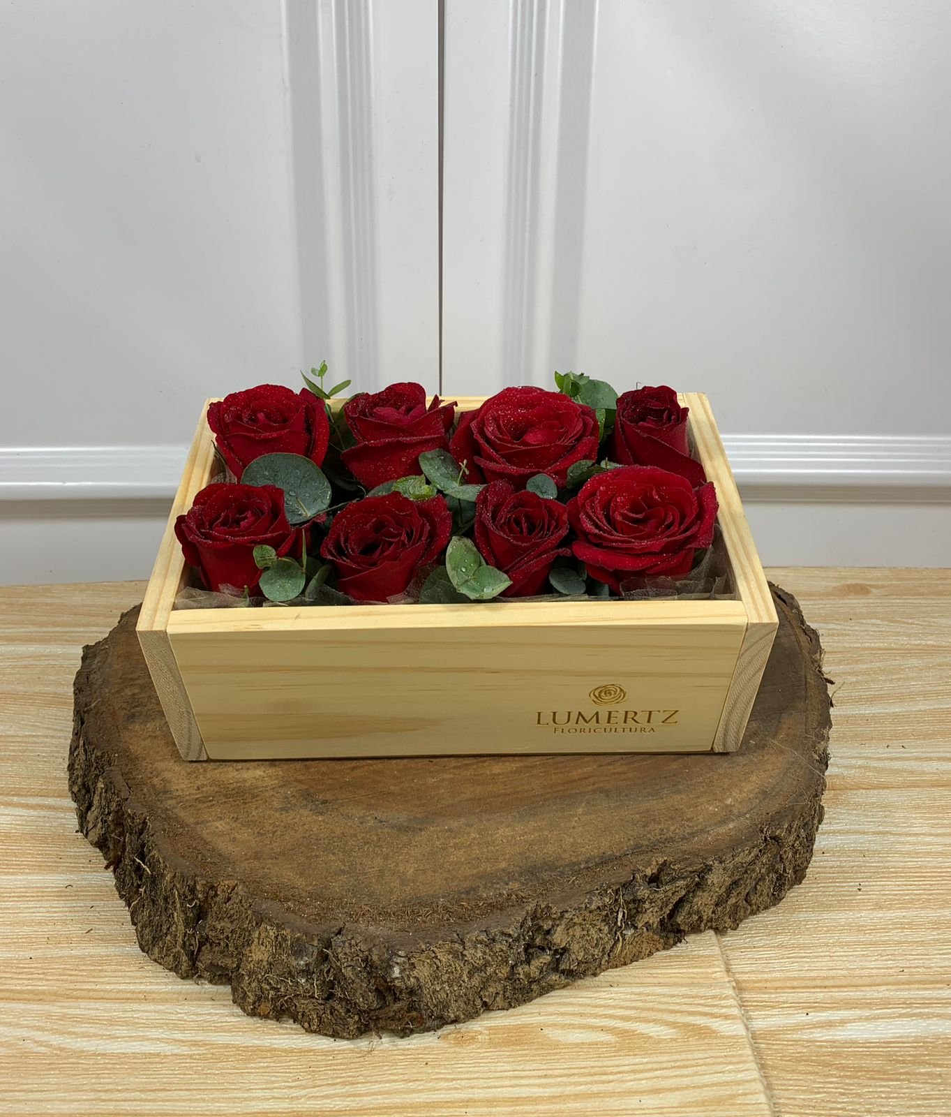 Box Madeira - 8 Rosas Vermelhas