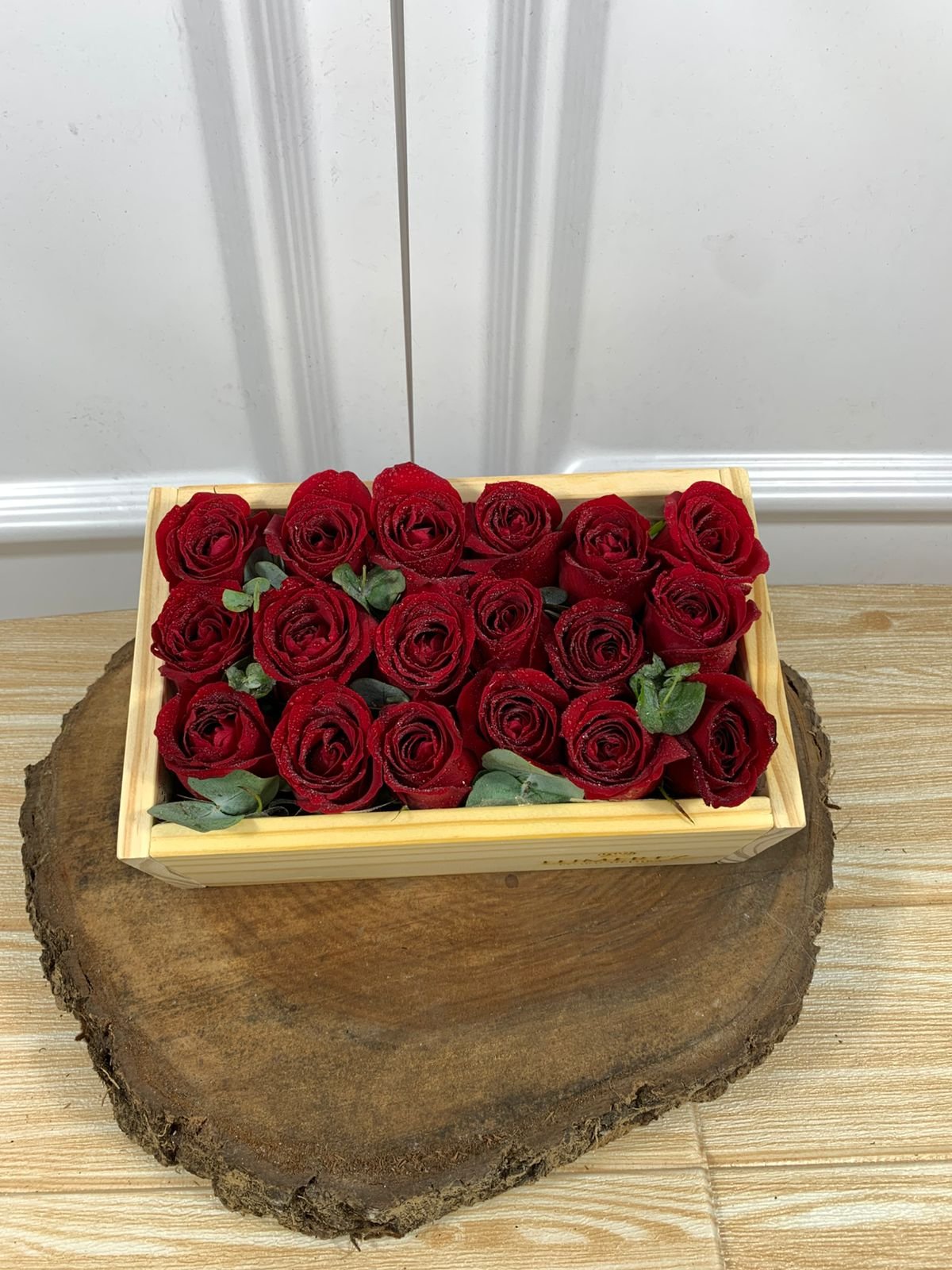 Box Madeira - 18 Rosas Vermelhas - Imagem 2