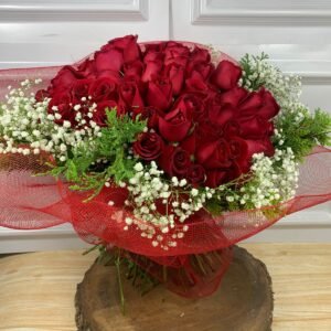 Alternative view of Buquê de 100 Rosas Vermelhas Na Renda Vermelha Com Mosquitinhos