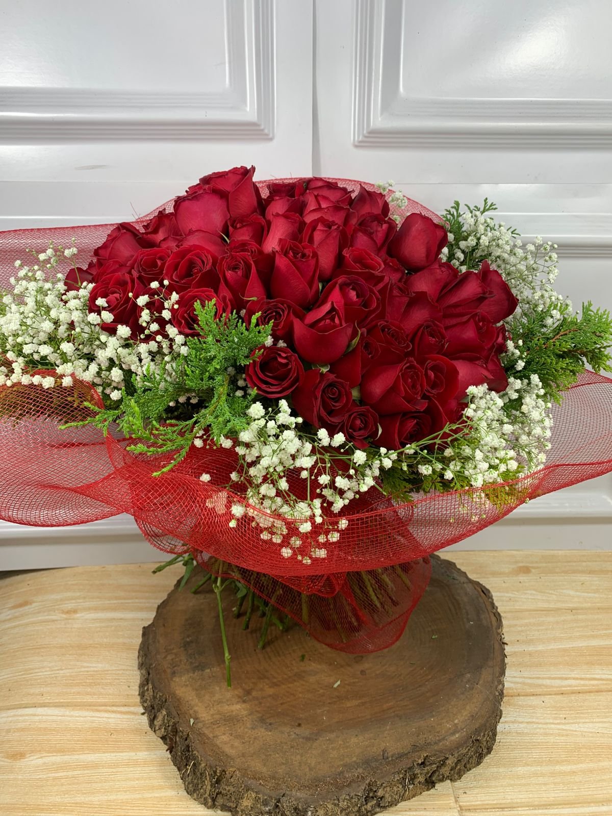Buquê de 100 Rosas Vermelhas Na Renda Vermelha Com Mosquitinhos - Imagem 2