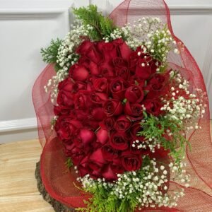 Buquê de 100 Rosas Vermelhas Na Renda Vermelha Com Mosquitinhos