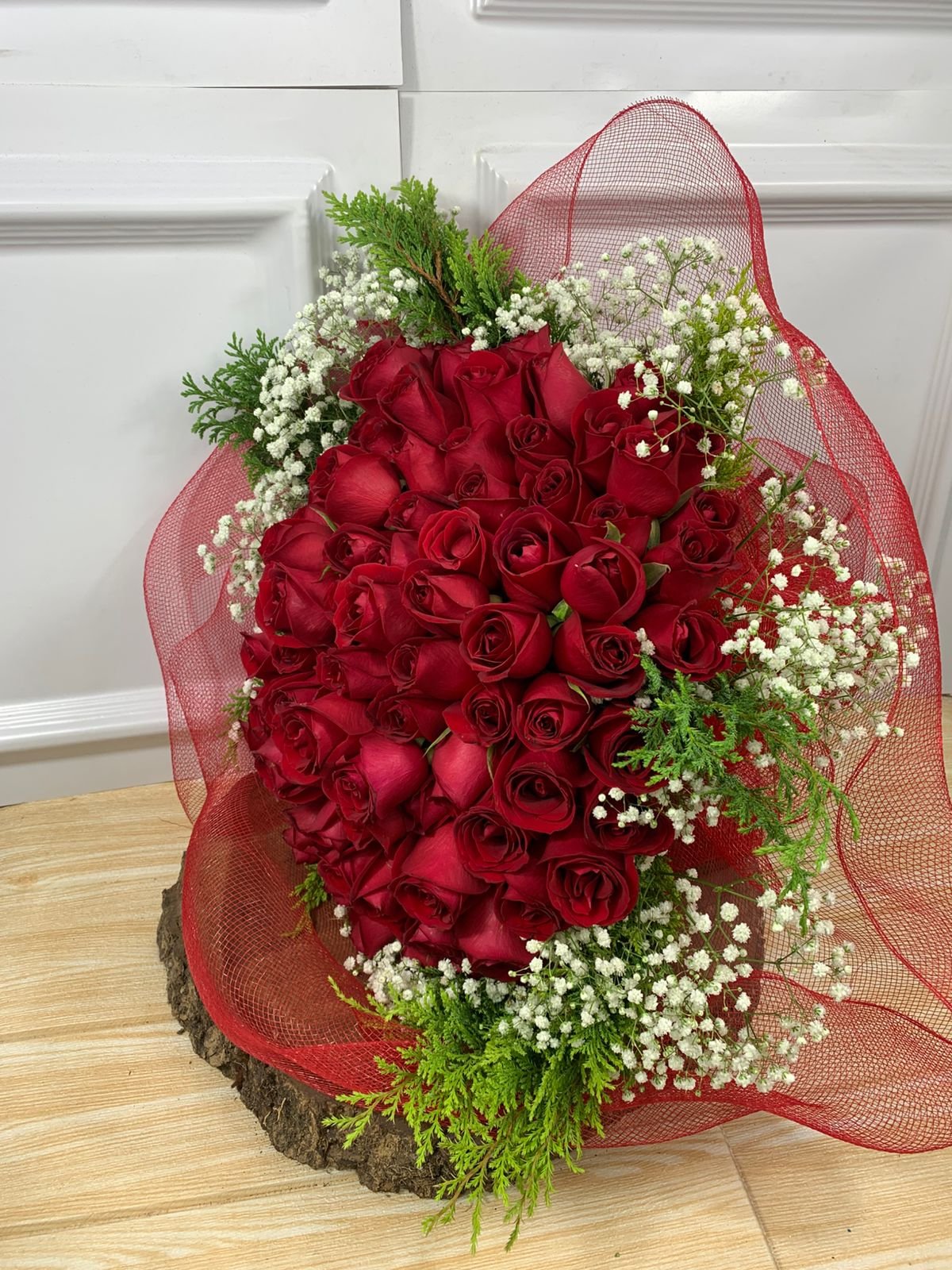 Buquê de 100 Rosas Vermelhas Na Renda Vermelha Com Mosquitinhos