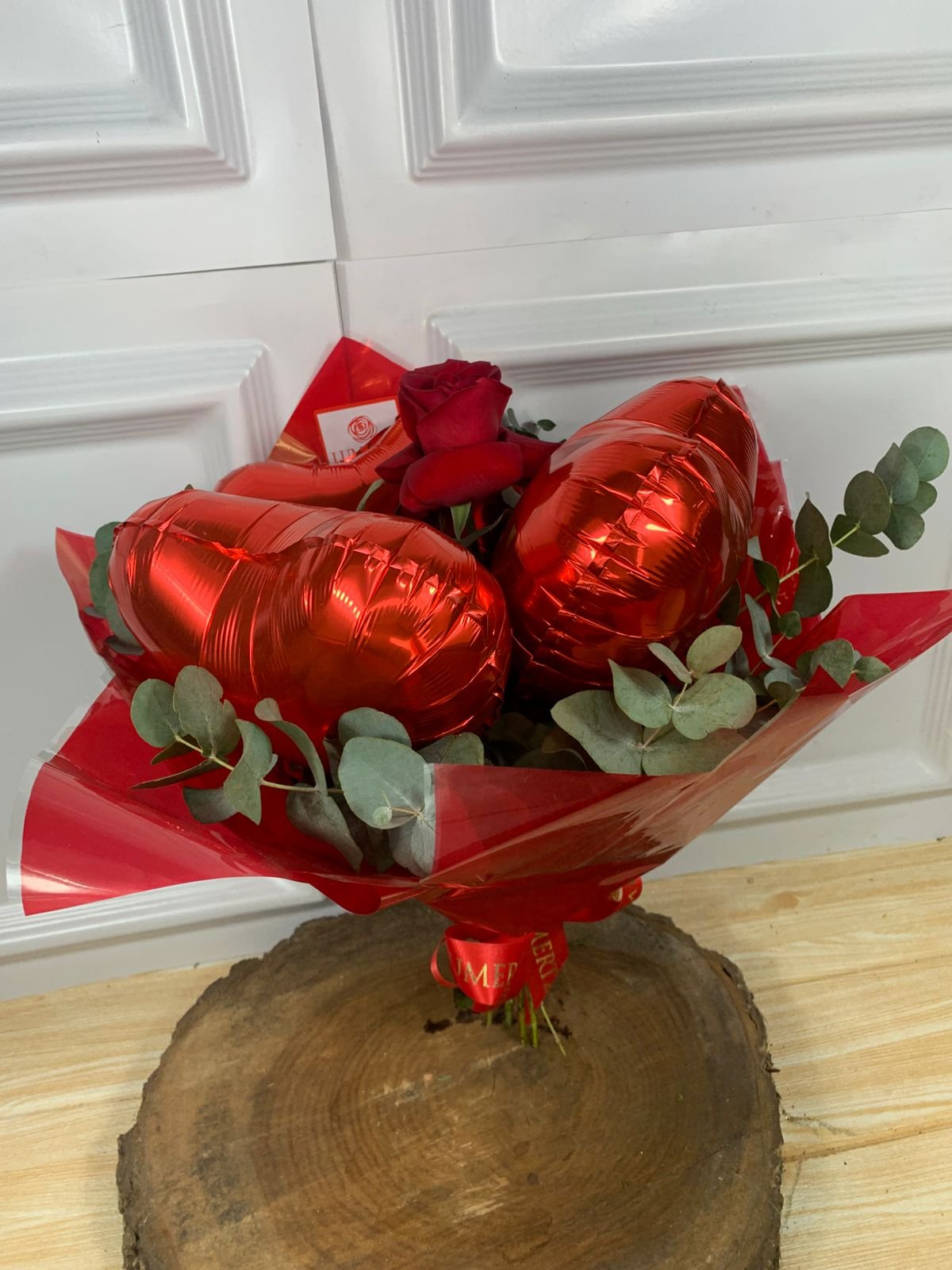 Buquê 1 Rosa Vermelha Abertas e 3 Balões Coração