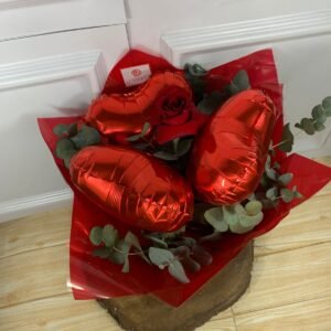 Alternative view of Buquê 1 Rosa Vermelha Abertas e 3 Balões Coração