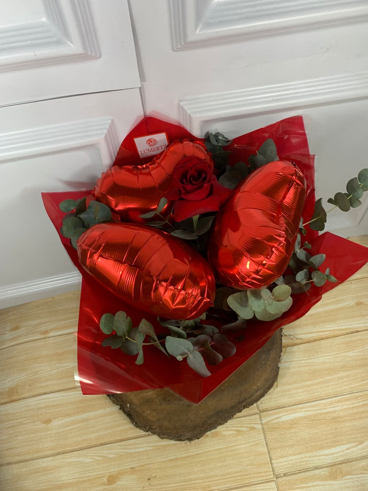 Buquê 1 Rosa Vermelha Abertas e 3 Balões Coração - Imagem 2