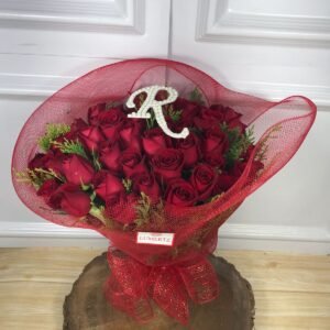 Buquê Com Letra Inicial - 50 Rosas Vermelhas (Escolha a Letra)
