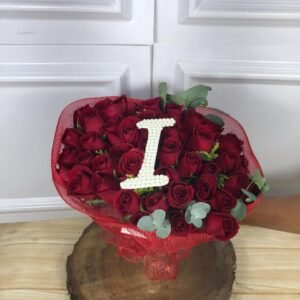 Buquê Com Letra Inicial - 50 Rosas Vermelhas (Escolha a Letra) - Imagem 3
