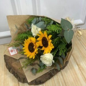 "Vale Um Sorriso!" - Buquê de 2 Girassóis e 2 Rosas Brancas