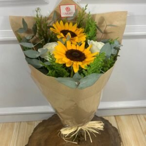 Alternative view of "Vale Um Sorriso!" - Buquê de 2 Girassóis e 2 Rosas Brancas