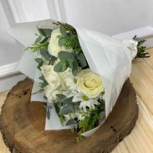 Alternative view of Buquê Tons Brancos - 6 Rosas Brancas e Margaridinhas